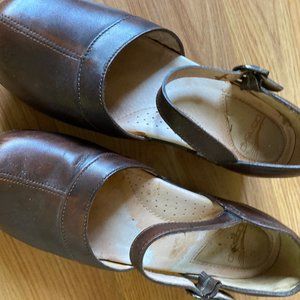 Dansko Mary Janes W9 brown